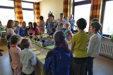 Kinderkarfreitagsliturgie im Gemeindezentrum (Foto: Karl-Franz Thiede)